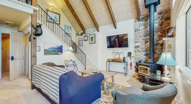 2BR Dog-friendly Cabin w/ Lake Views