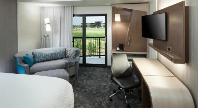 Номер Standard с балконом Courtyard by Marriott Fort Worth at Alliance Town Center