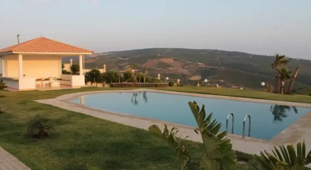 Villa lah, Rezerwuj Willa Hotele w Tanger-Tetouan z parkingiem, Parking