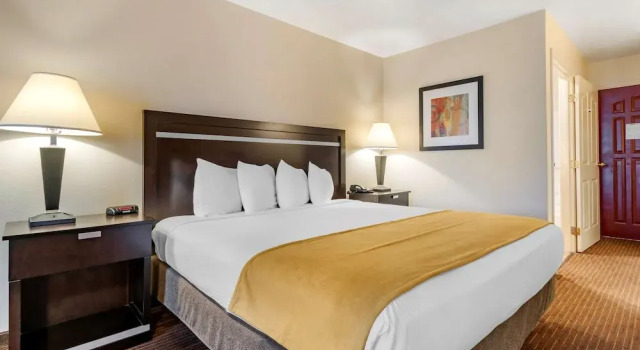 Двухместный люкс с балконом Best Western Luxury Inn
