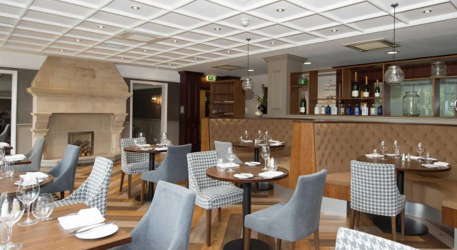 Кровать в общем номере Cedar Court Hotel Harrogate