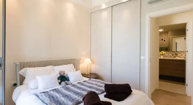 Live like Royalty in TLV DLX 2 Floor Apt, Забронировать Апартаменты/квартира Отели Тель-Авива с парковкой, рядом с Пляж Иерусалим, Парковка