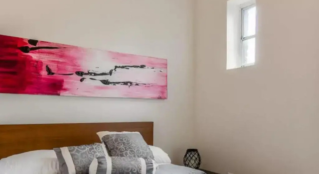 Апартаменты Deluxe 3-Bedroom Apartment on Montreal’s St-Denis Street