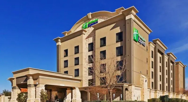 Кровать в общем номере Holiday Inn Express Frisco Legacy Park Area by IHG
