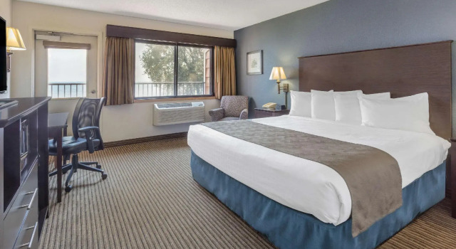 Двухместный номер Standard AmericInn by Wyndham Menominee