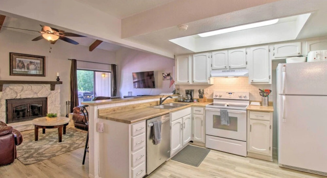 Апартаменты Pinetop Condo w/ Deck, Grill, 30 Mi to Sunrise Ski