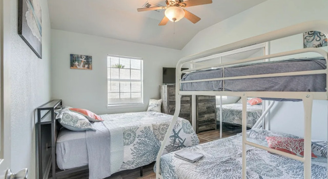 Коттедж Walk to Shore: Surfside Beach Home w/ Balcony!