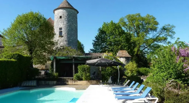 Кровать в общем номере с 6 комнатами Chateau with Pool and Golf Course