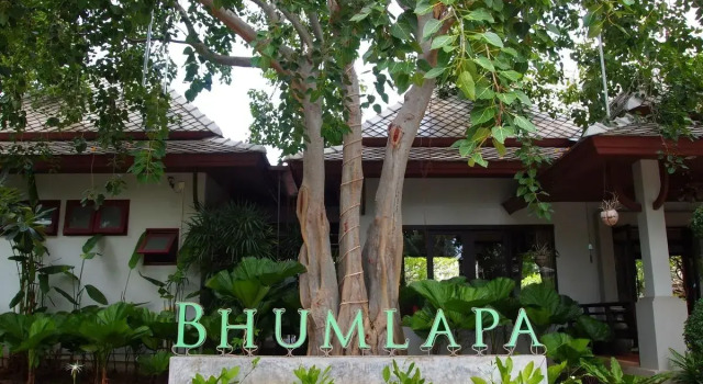 Кровать в общем номере Bhumlapa Garden Resort