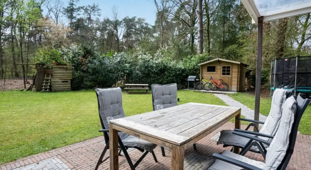 Secluded Bungalow in Laag-soeren With Garden, Rezerwuj Hotel Hotele w Veluwe z parkingiem, Parking