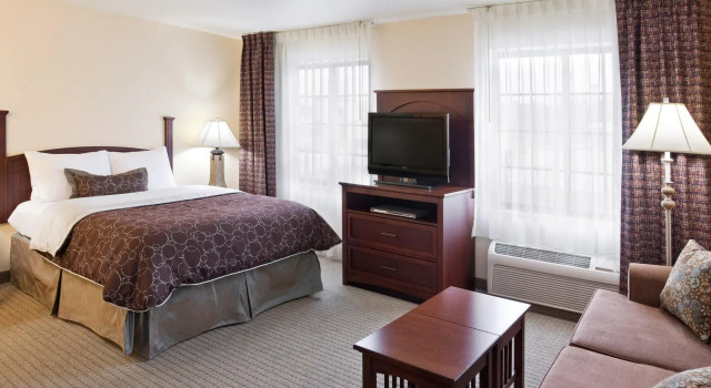 Одноместный люкс c 1 комнатой Staybridge Suites Akron-Stow-Cuyahoga Falls by IHG