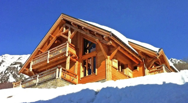Luxurious Chalet in Vaujany French Alps with Balcony