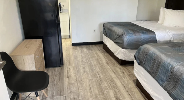 Четырёхместный номер Standard Rodeway Inn Charlotte Independence Blvd