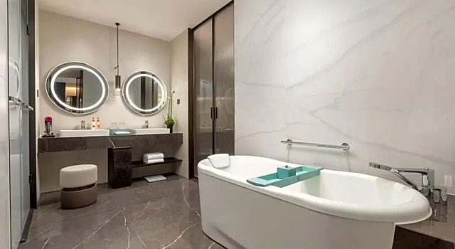 Двухместный номер Standard c 1 комнатой с видом на озеро Crowne Plaza Jiangmen Binjiang by IHG