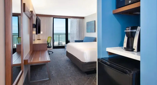 Номер Standard с балконом Holiday Inn Express & Suites VA Beach Oceanfront by IHG