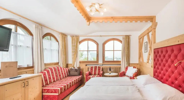 Hotel Castel Oswald von Wolkenstein, Забронировать Отель Отели и гостиницы Кастельротто, рядом с Подъемник Маринценлифт, Отель