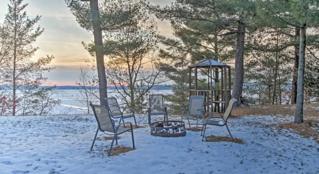 Коттедж с 3 комнатами с балконом Waterfront Arkdale Retreat: 2 Acres w/ Deck & View