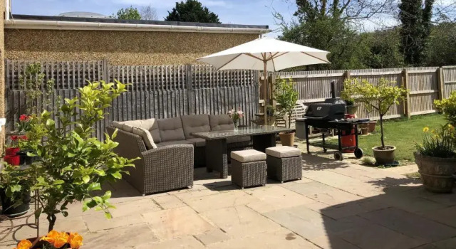 Коттедж 107 Netherhampton Road