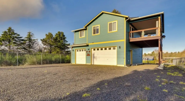 Коттедж с 2 комнатами с балконом Canal-front Home in Ocean Shores w/ Dock & Views!