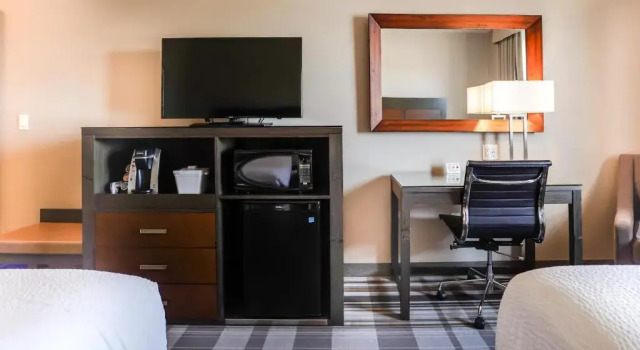 Четырёхместный номер Deluxe Fairfield Inn & Suites by Marriott Airdrie