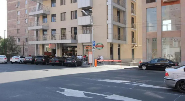 Metro apartment, Забронировать Апартаменты/квартира Отели Еревана с парковкой, рядом с Станция метро Маршал Баграмян, Парковка