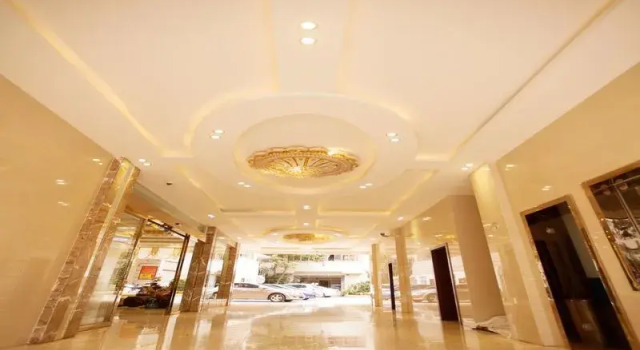 Kunming Xiong Feng Hotel, Rezerwuj Hotel Hotele w Kunming z parkingiem, Parking