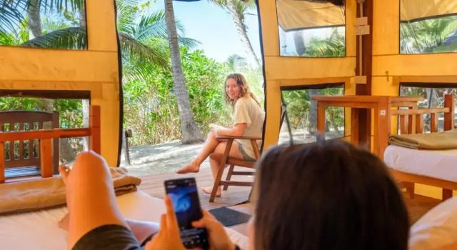Кровать в общем номере Barefoot Manta Island Resort