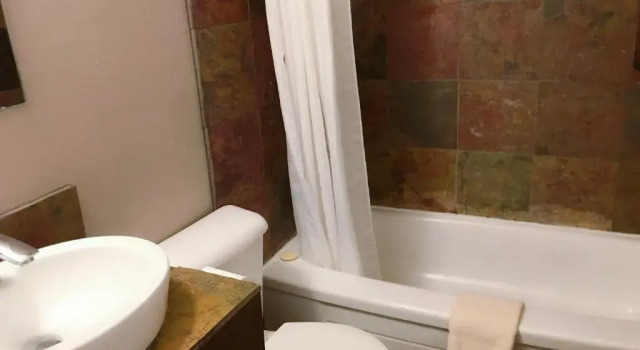 Четырёхместный номер Standard The Canterbury Inn of Downtown Invermere