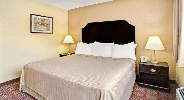 Двухместный номер Standard Howard Johnson by Wyndham Pikesville