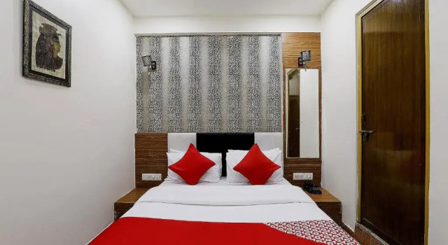 OYO 82033 Hotel Grand Plaza, Забронировать Отель Рохини Нью-Дели, рядом с DTU