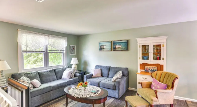 Bright Narragansett Beach Escape w/ Deck & Yard!, 预订 度假屋 纳瑞甘塞 羅德島州