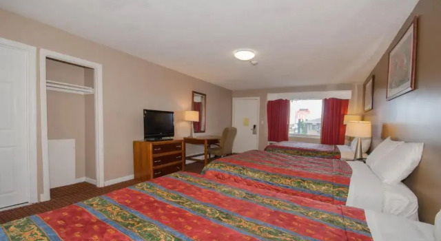 Четырёхместный номер Standard Plaza Inn