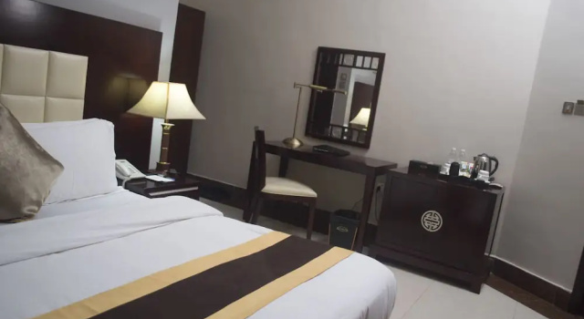 Номер Deluxe с балконом GrandBee Suites