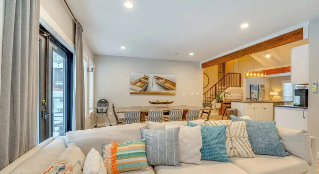 2 Blocks to Dtwn Chelan: Home w/ Hot Tub & Pool, 预订 度假屋 奇兰 华盛顿州