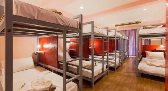 Кровать в общем номере Popeyes Hostel Coffeeshop and Beer Bar