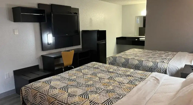 Четырёхместный номер Deluxe Motel 6 Baton Rouge Southeast