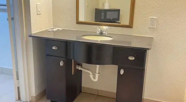 Четырёхместный номер Standard Budget Inn Pecos
