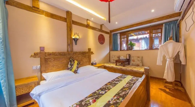 Lijiang JuXian Inn, Забронировать Отель Лицзян Юньнань, рядом с Улица Сквер-стрит Древнего города Даянь