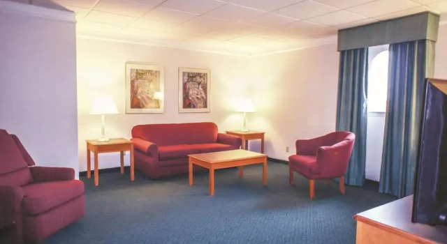 Семейный люкс Deluxe La Quinta Inn by Wyndham Moline Airport