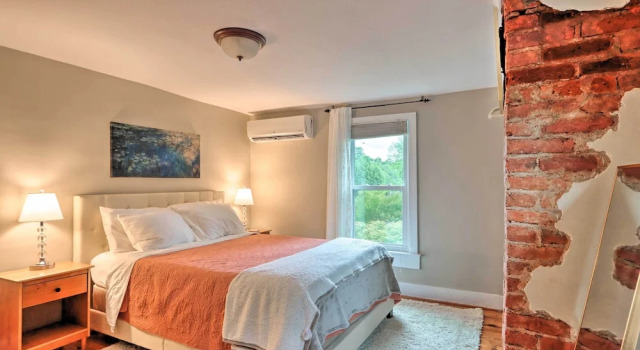 Charming Abode w/ Patio - Walk to Town + River!, Buchen Sie Ferienwohnung Stockton 