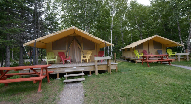 Les Prets a Camper du Camping Tadoussac, Rezerwuj Pole kempingowe Hotele w Manicouagan z parkingiem, Parking