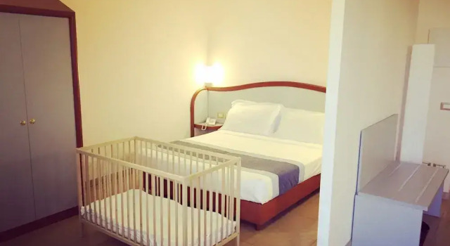 Четырёхместный семейный номер Standard с балконом и с видом на город Hotel Verdi