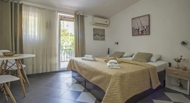 Chic Studio Flat With Balcony Near Beach in Tivat, Rezervovat Hotel Lepetane Černá Hora