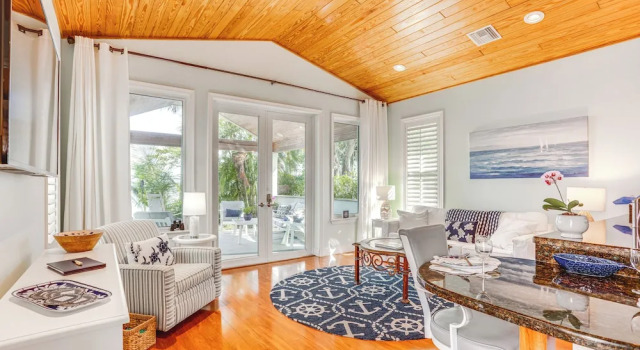 Waterfront Stuart Oasis w/ Hot Tub & Dock!, Buchen Sie Ferienhaus Stuart Hutchinson Island