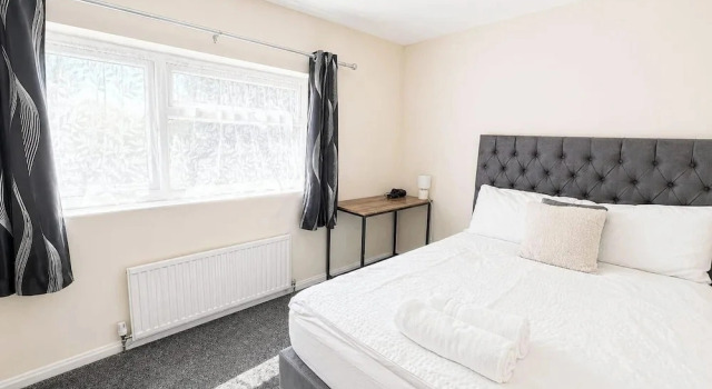 House Sleeps 10 With Parking and Garden