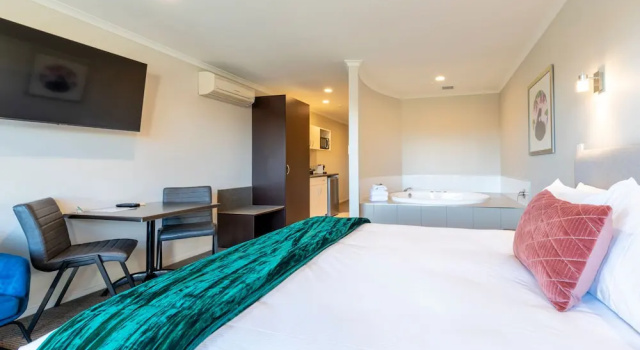 Люкс Luxury с балконом Lake Taupo Motor Inn