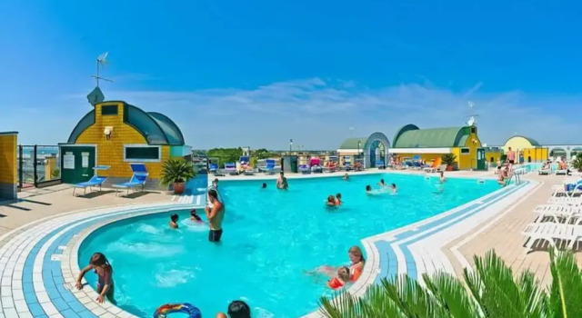 Holiday Complex Cristoforo Colombo With Communal Pool in Caorle, Забронировать Отель Каорле Линьяно-Ривьера