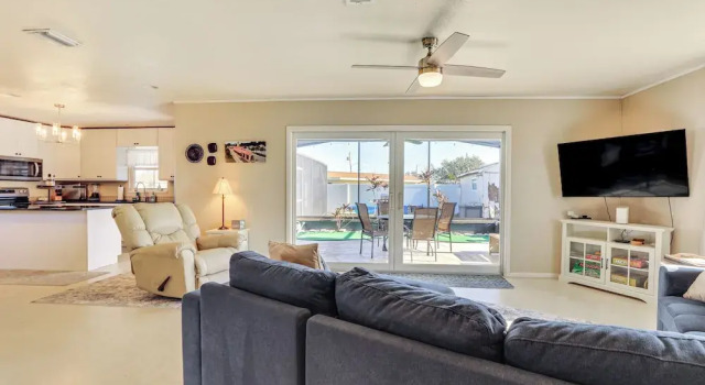 4 Mi to Historic Dtwn Venice: Home w/ Heated Pool!, Забронировать Отель Венис Sarasota Area, рядом с Legacy Trail