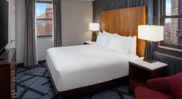 Люкс с кухней с 2 комнатами DoubleTree by Hilton Hotel & Suites Pittsburgh Downtown