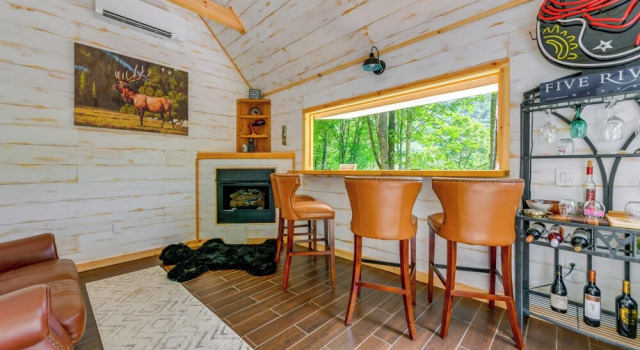 Pet-friendly Home w/ Deck + Mountain Views!, Забронировать Дом для отпуска Мегги-Вэлли Аппалачи